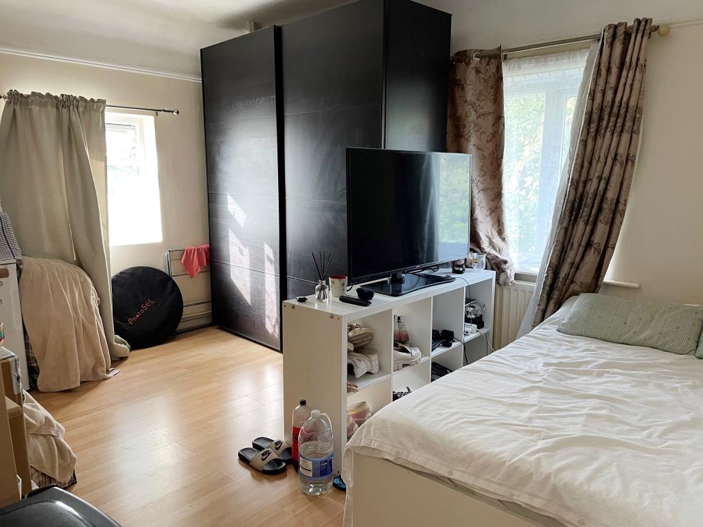 Lot: 76 - END-TERRACE HOUSE FOR INVESTMENT -